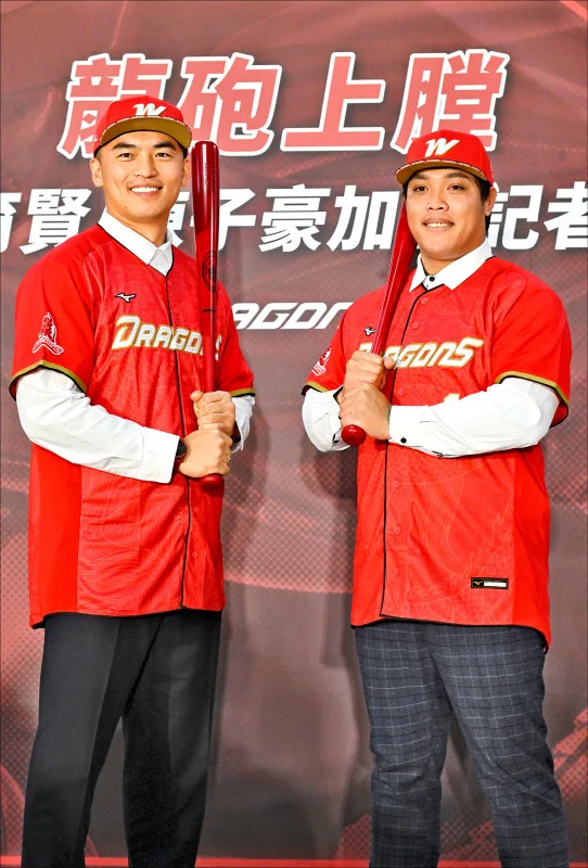 味全龍砸重金網羅兩大自由球員陳子豪（右）和朱育賢（左），年薪都超過千萬。