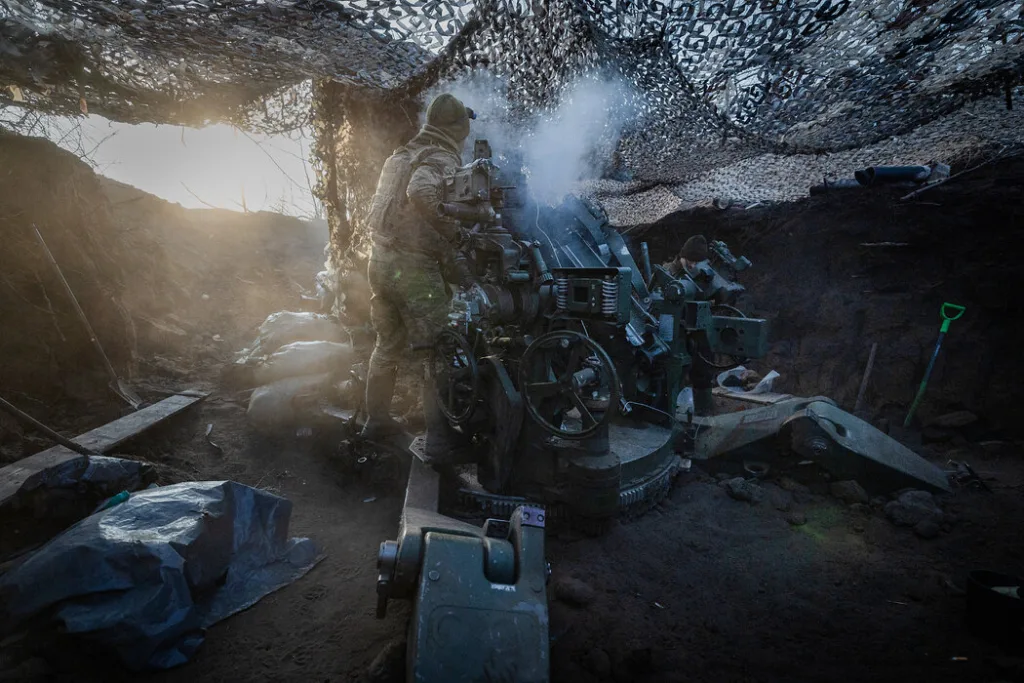 2025年2月，烏克蘭士兵在前線向俄羅斯目標開火。圖/紐約時報中文網