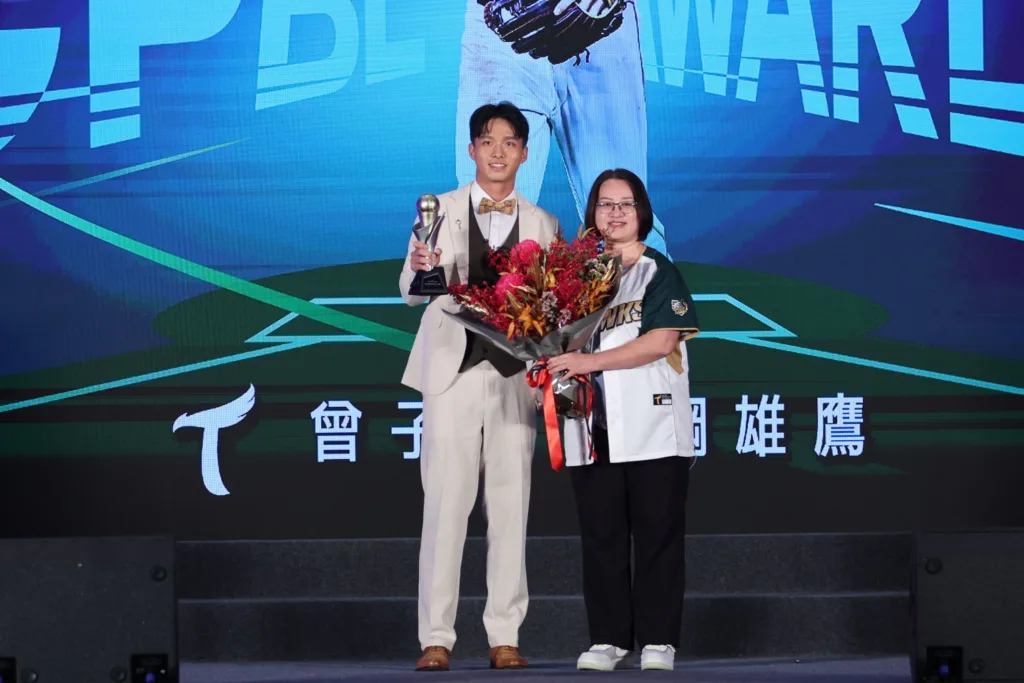 台鋼雄鷹曾子祐奪下上季年度新人王