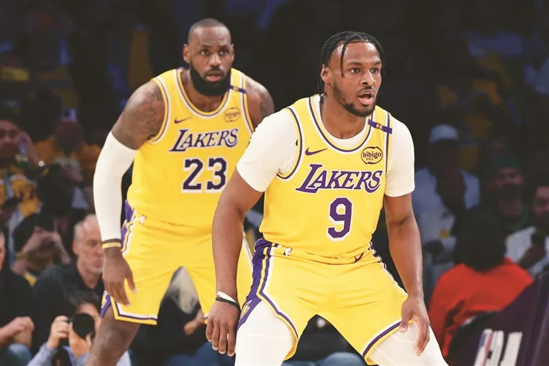 勒布朗·詹姆斯（LeBron James）與其子布朗尼·詹姆斯（Bronny James）