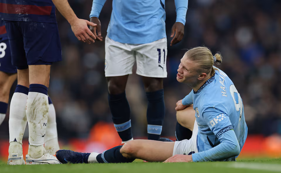 2025年2月15日，曼城的艾爾林·哈蘭德在受傷後做出反應。