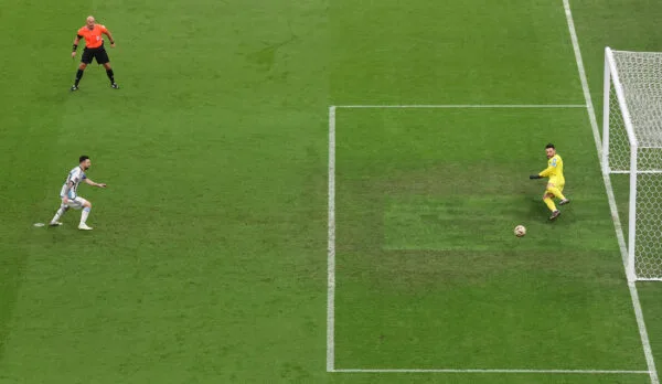 2022年卡達世界盃決賽 阿根廷VS法國 第20分鐘，阿根廷隊梅西獲得點球機會，輕鬆騙過門將罰進點球，阿根廷隊1比0領先。(Alex Pantling/Getty Images)