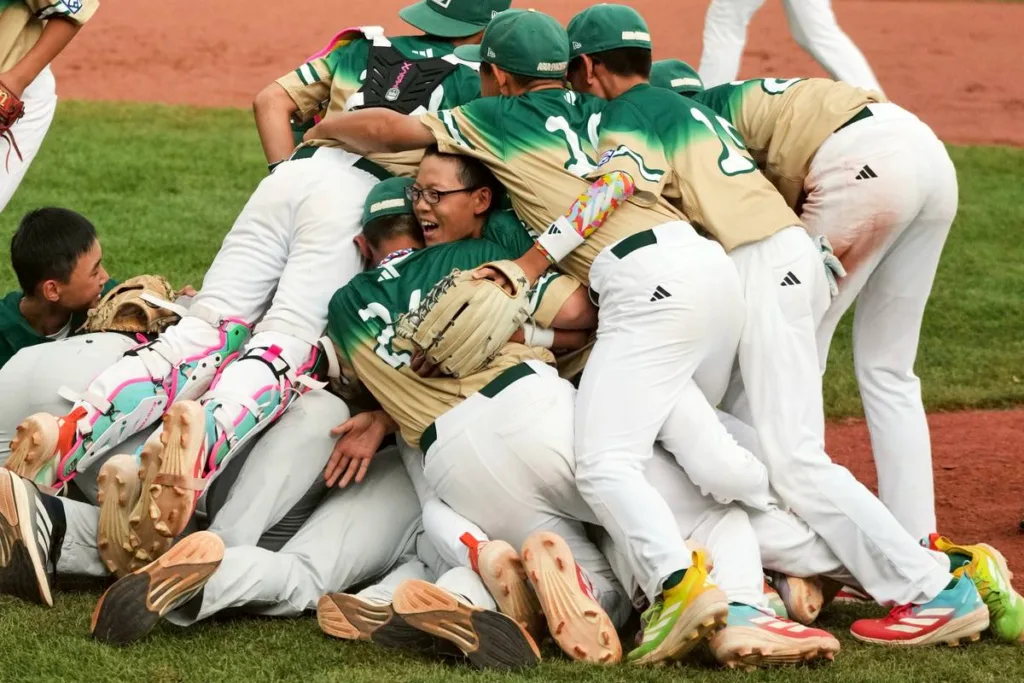 得冠軍的選手們抱成一團